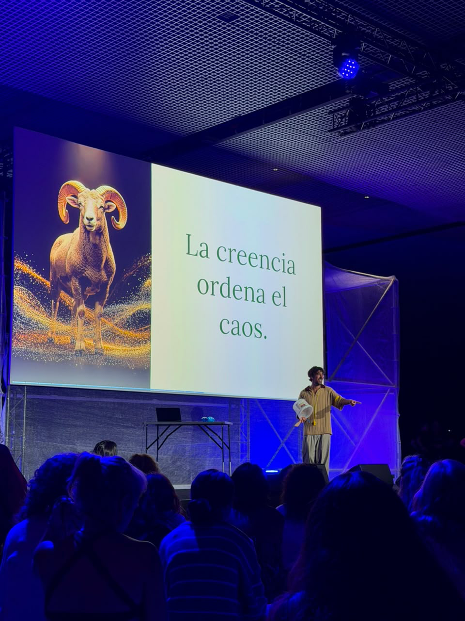 Nicolás Apelt durante una conferencia ante una audiencia