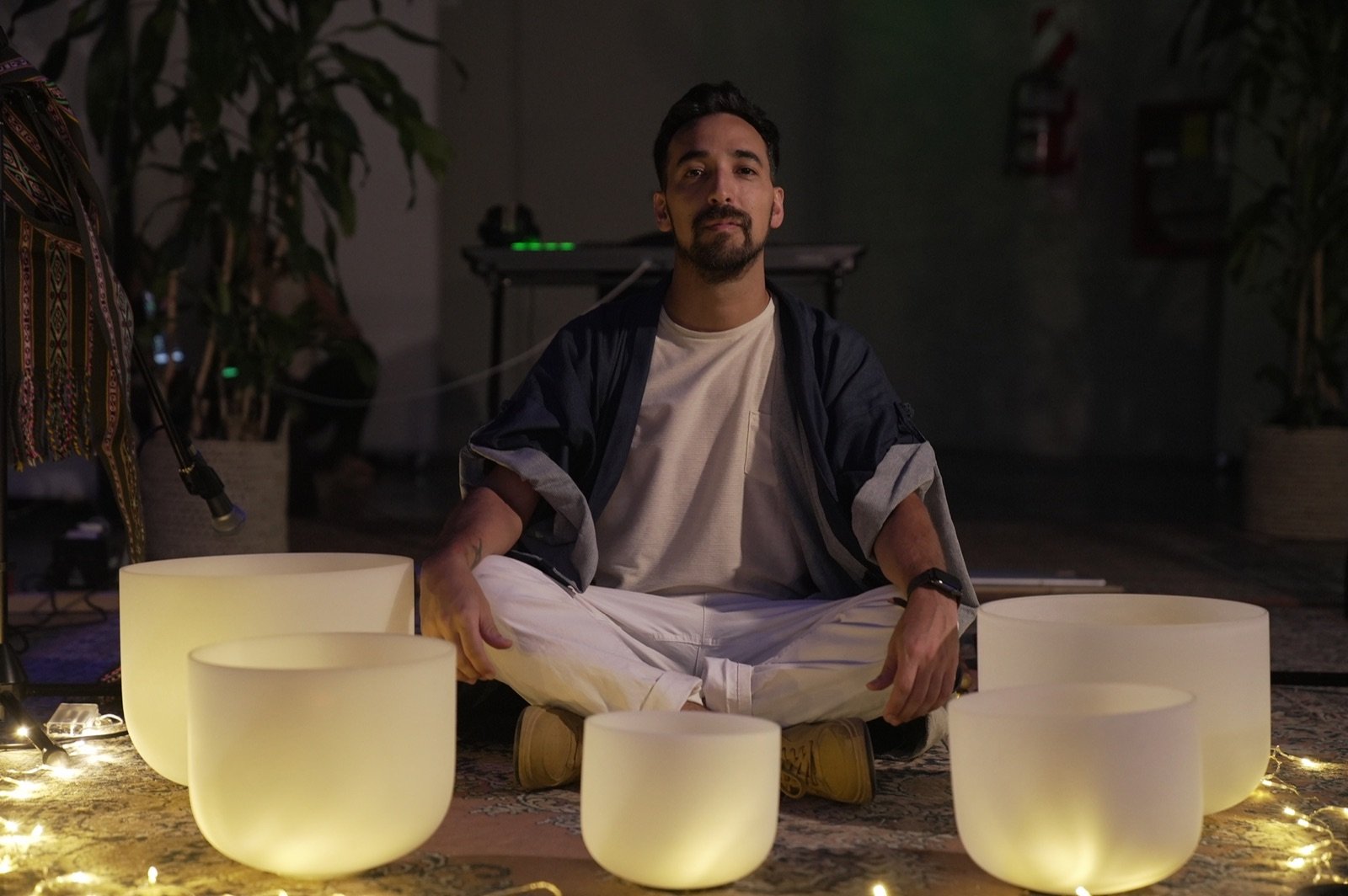 Nicolás Apelt junto a instrumentos frecuenciales